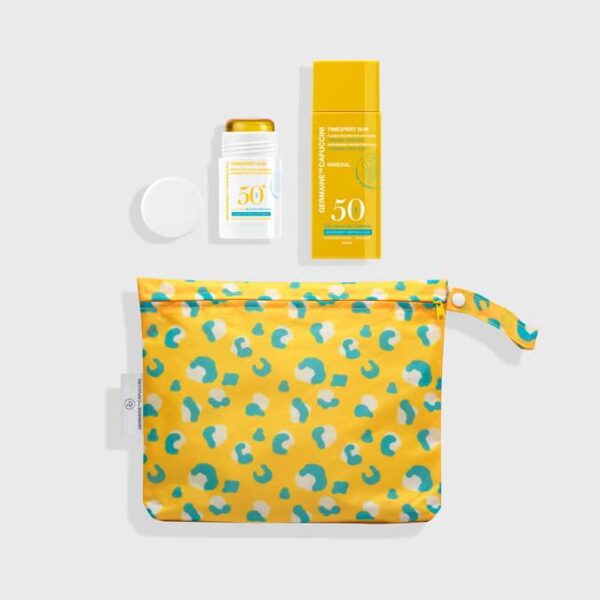 Germaine de Capuccini Timexpert Sun SPF 50 zonnebeschermingsset, bestaande uit een zonnebrandflacon en een zonbeschermingsstick, gepresenteerd met een gele toilettas met turquoise luipaardprint
