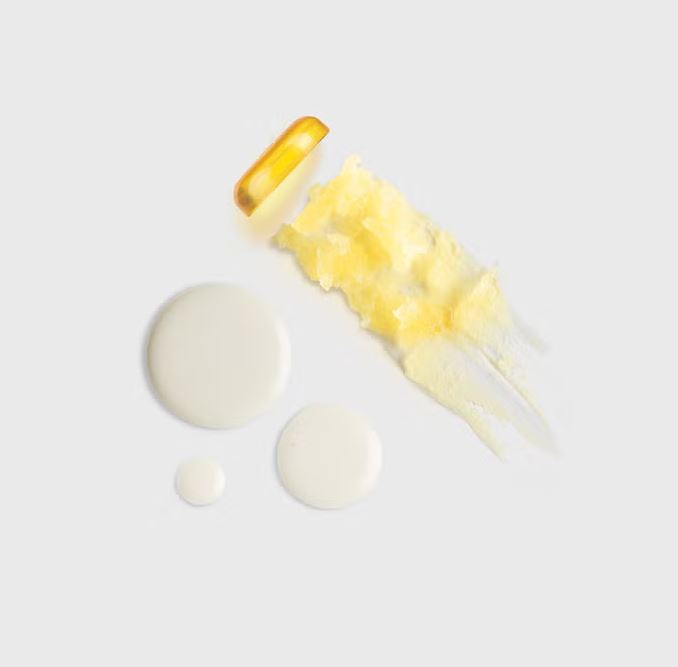 Germaine de Capuccini Timexpert Sun SPF 50 zonnebeschermingsset, bestaande uit een zonnebrandflacon en een zonbeschermingsstick, gepresenteerd met een gele toilettas met turquoise luipaardprint