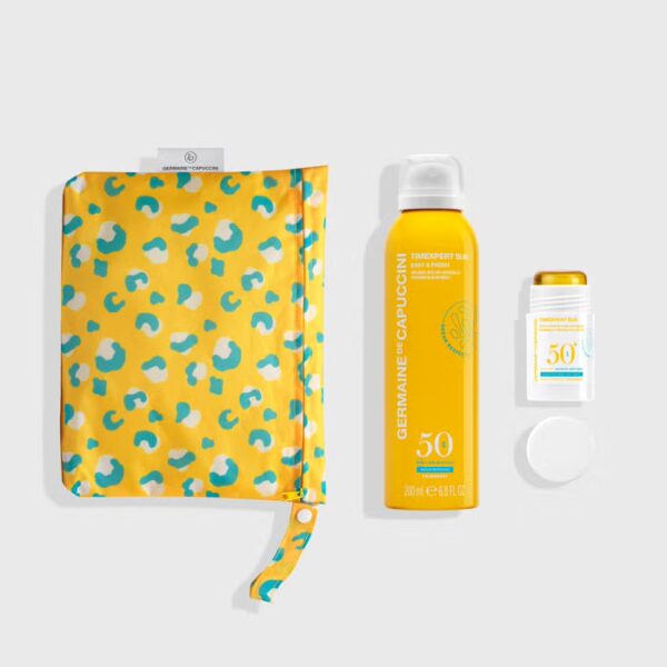 Germaine de Capuccini Timexpert Sun Easy & Fresh Invisible Sun Mist SPF50 200ml en onzichtbare beschermingsstick SPF50+, naast een gele waterbestendige toilettas met turquoise luipaardprint.